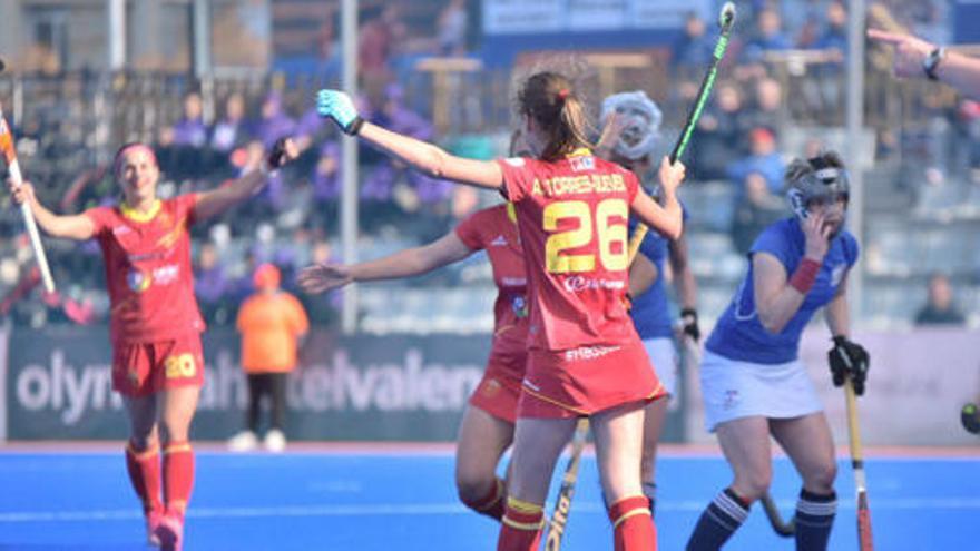 Alejandra Torres-Quevedo celebra un gol en el último partido de las &#039;Redsticks&#039;