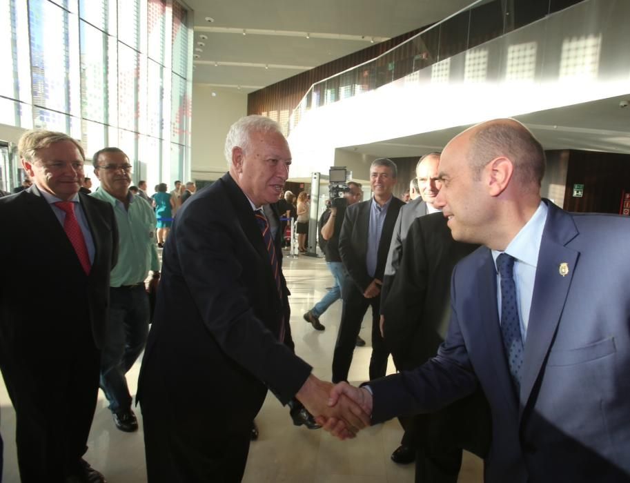 El ministro de Exteriores en funciones, José Manuel García-Margallo, saluda al alcalde de Alicante, Gabriel Echávarri, ante otras autoridades.