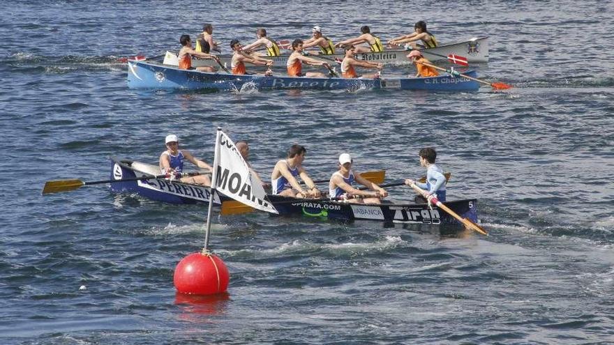 Una regata de bateles de esta temporada, en Meira. // Santos Álvarez