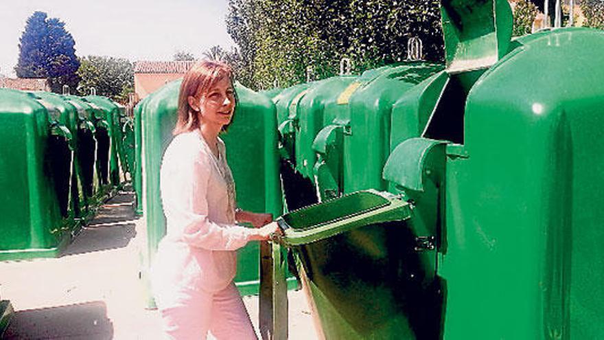 Rosa Tarragó muestra cómo vaciar un pequeño contenedor.