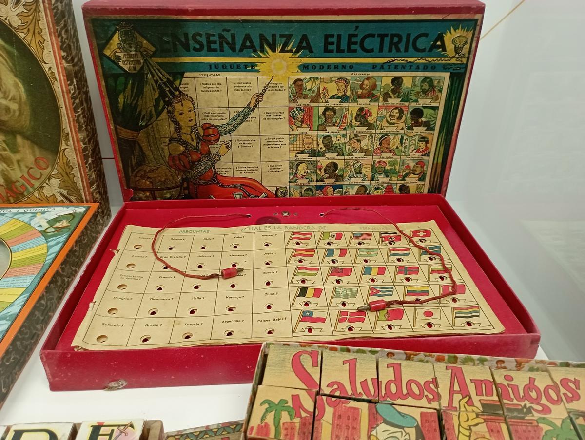 Un juego con electricidad de los años 30 y las banderas de países de su tiempo.