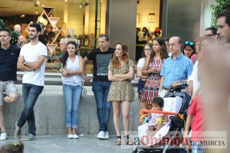 Los bailes latinos salen a la calle en Murcia