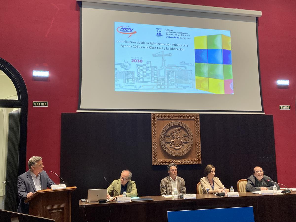 La segunda mesa que versó sobre la ‘Contribución desde la Administración Pública a la Agenda 2030 en la Edificación y Urbanismo’, estuvo moderada por  Luis H. Menéndez, Jefe de Economía en Heraldo de Aragón