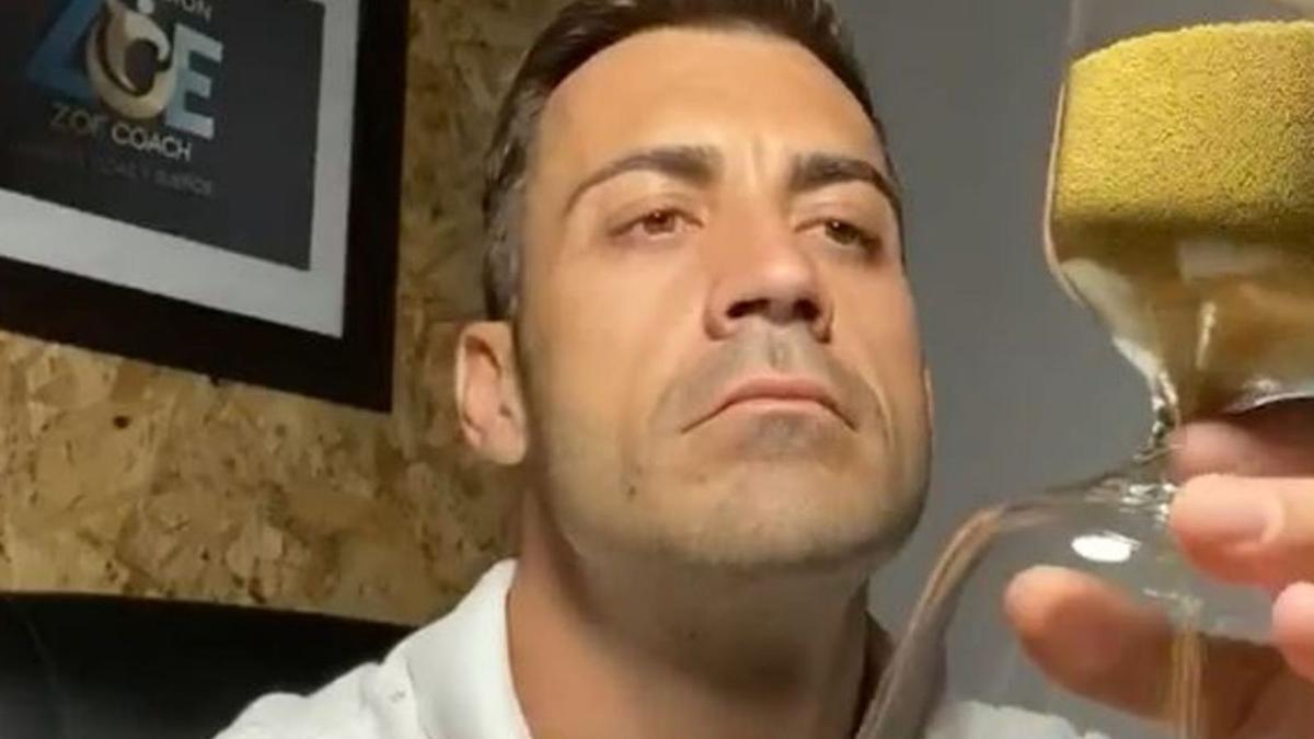 Daniel Paterna, en uno de sus vídeos de promoción de Zoe, con un reloj de arena