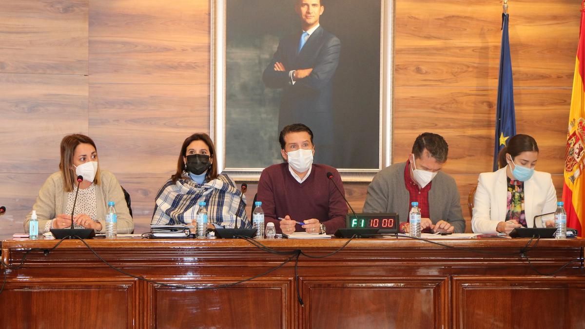 La edil de Hacienda, Paula Moreno, (izqda.) y el alcalde Óscar Medina, en centro, durante la aprobación de los presupuestos.