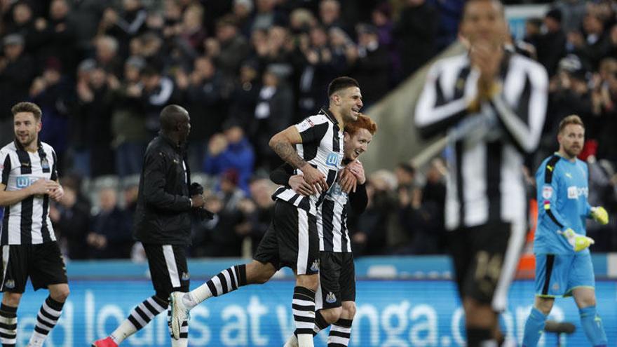 Los jugadores del Newcastle celebran su reciente ascenso a la Premier League.