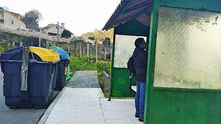 Contenedores de basura situados ante la marquesina del bus. // S.A.