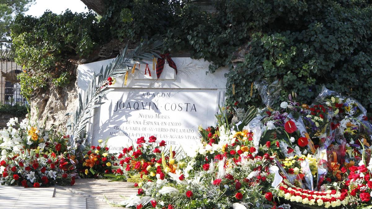 Homenaje en el mausoleo de Joaquín Costa en el cementerio de Torrero en Zaragoza