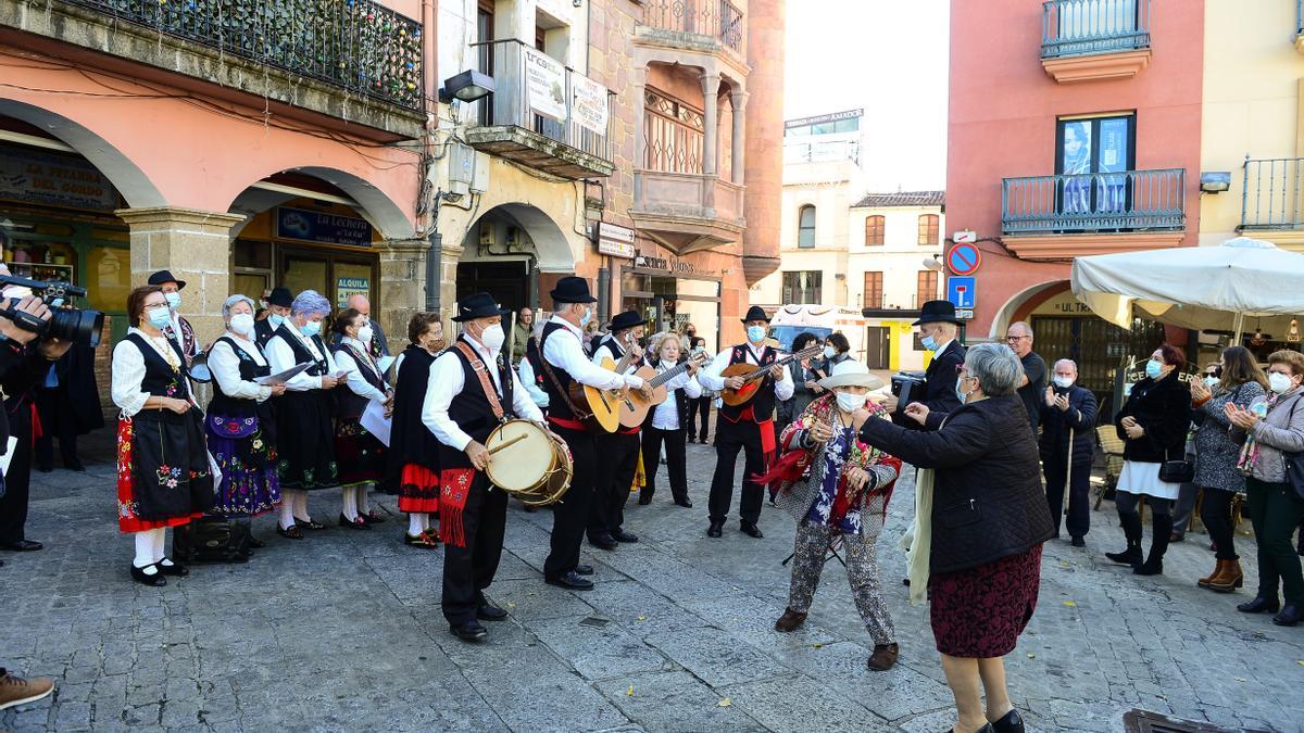 Grupo de mayores de Plasencia, en el pasacalles hasta el ayuntamiento.