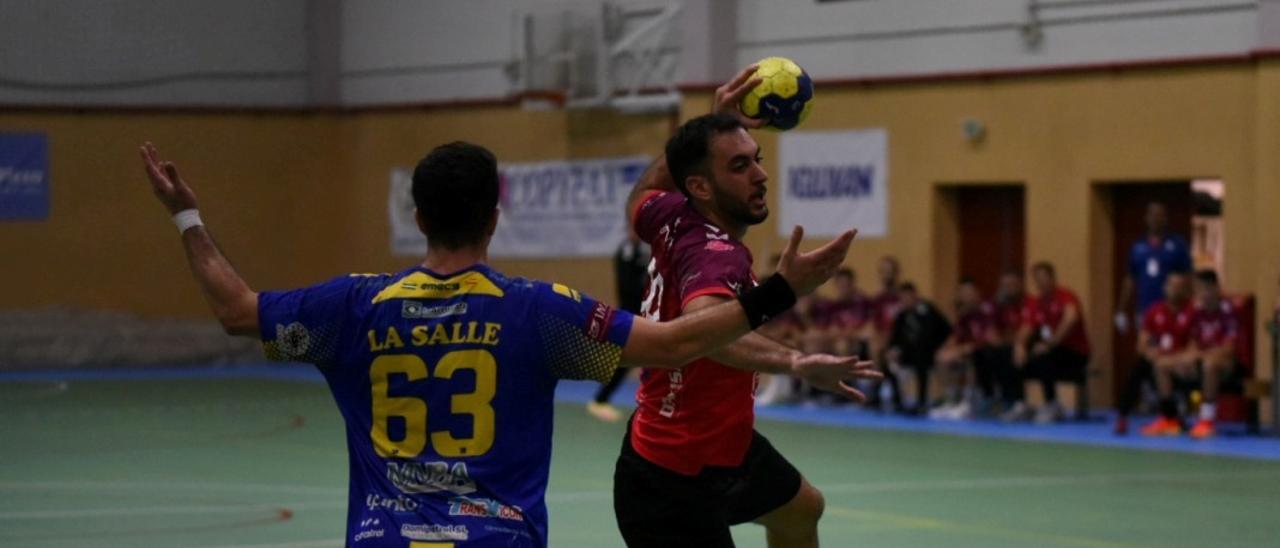 Una jugada del derbi Cajasur La Salle de esta temporada.