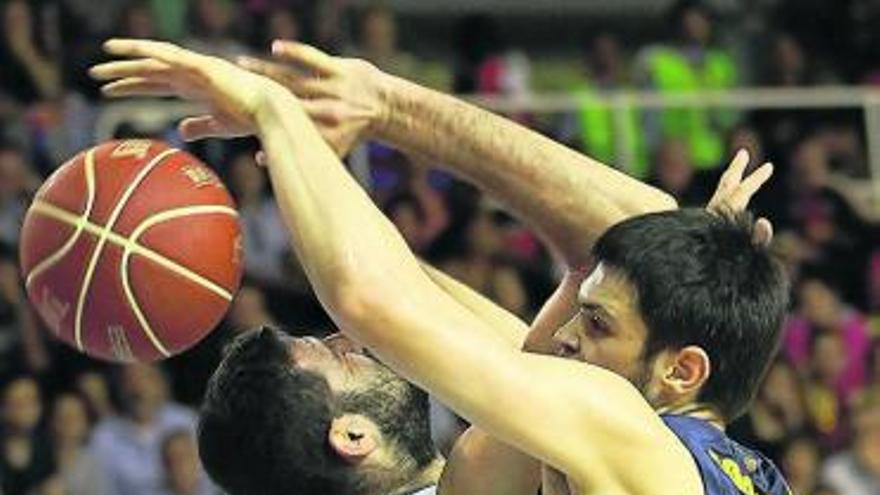 Mirotic y Papanikolau, durante el último clásico. // Efe