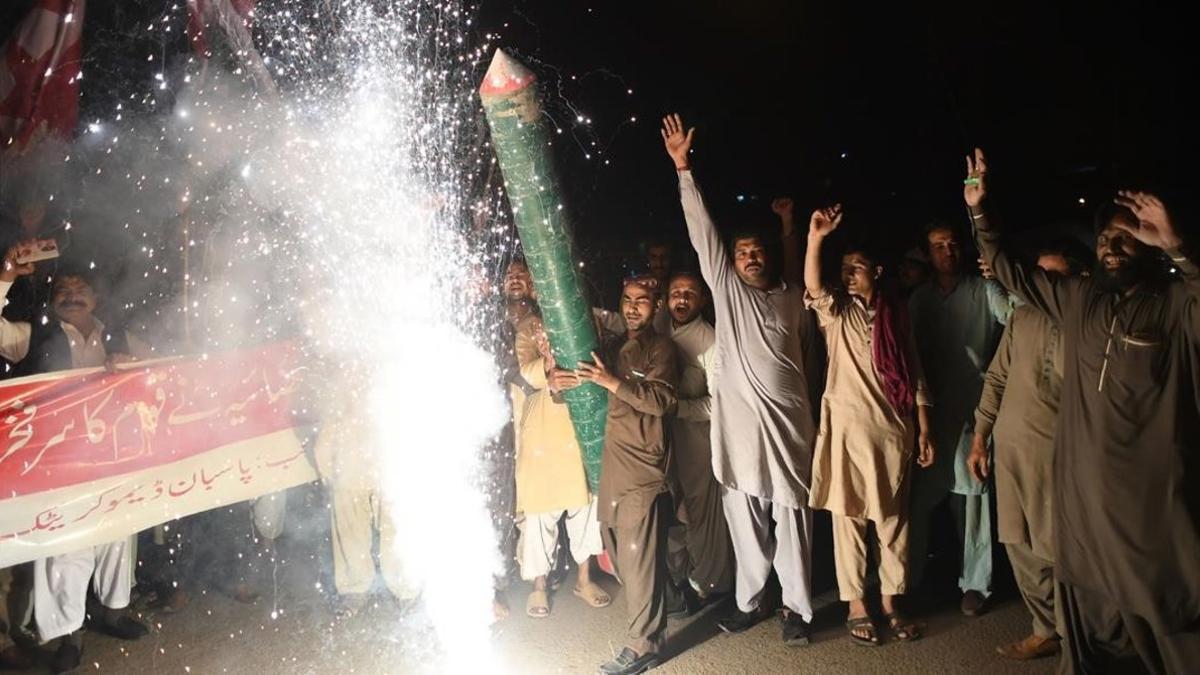 Manifestantes paquistanís celebran el derribo de los aviones de combate indios en Karachi.