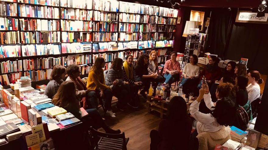 Imagen de archivo de un club de lectura en la librería Drac Màgic, en Palma