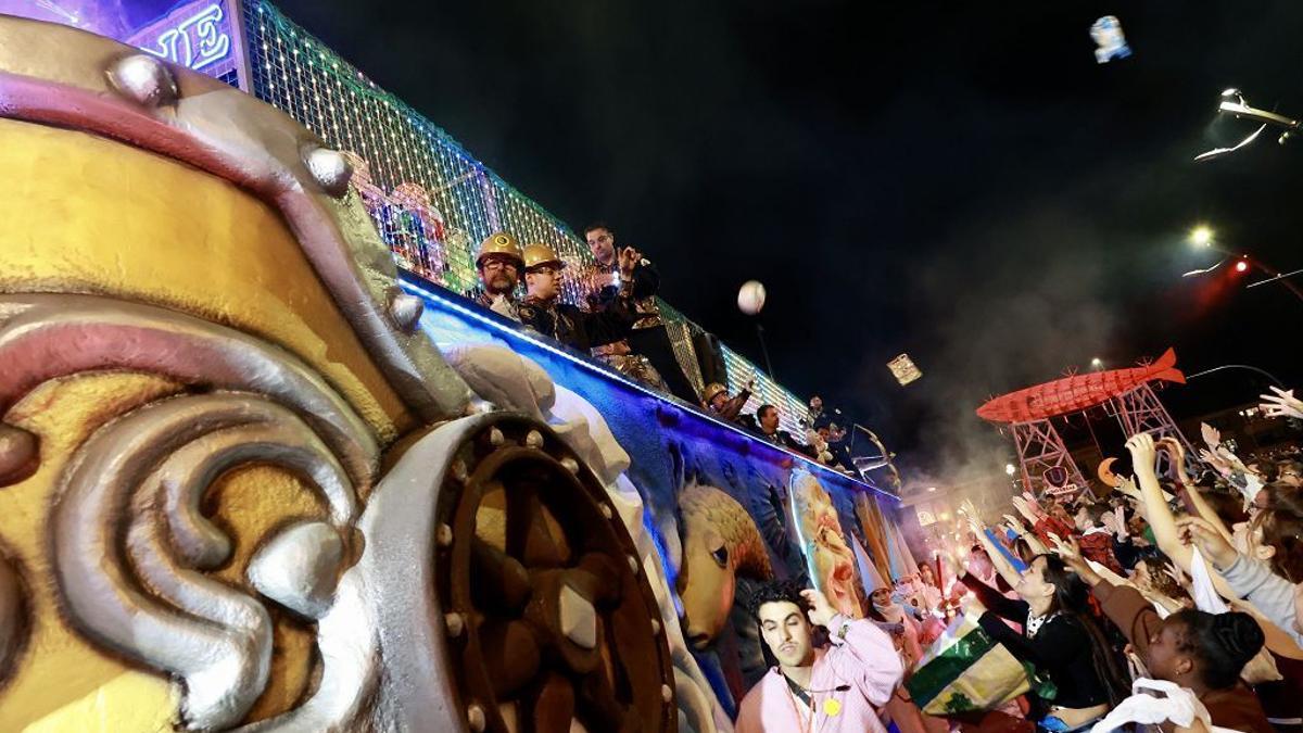 Un momento del desfile del Entierro de la Sardina 2025.