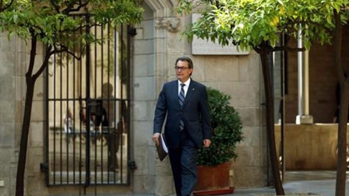 Artur Mas, en el Palau de la Generalitat, a su llegada a la reunión del Govern, ayer.