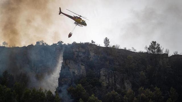 Un helicòpter durant les tasques d’extinció d’un incendi.
