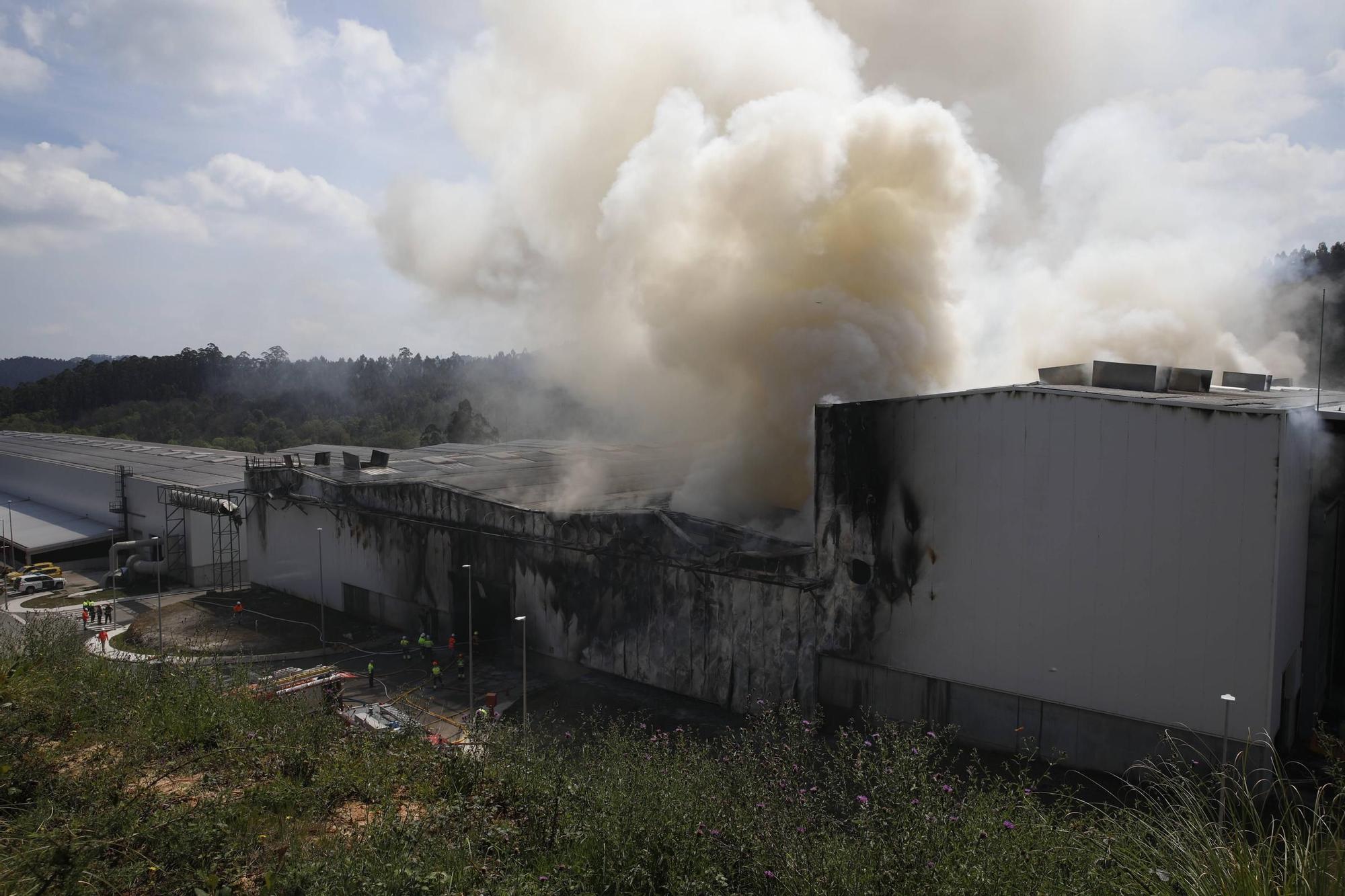 Así fue el espectacular incendio en una planta de Cogersa en Gijón (en imágenes)