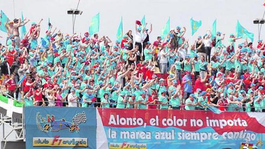 Los aficionados asturianos celebran uno de los pasos de Fernando Alonso por delante de la tribuna N del circuito de Montmeló. / ángel gonzález, enviado especial de la nueva españa