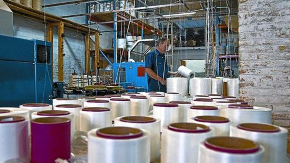 Un trabajador en la empresa Rogi de Montgat, donde trabajó Óscar, ayer por la tarde.