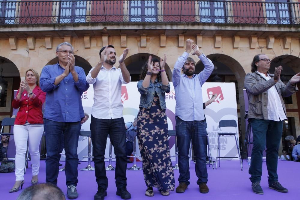 Alberto Garzón en un mitin de Unidos Podemos en la Plaza Mayor de Gijón