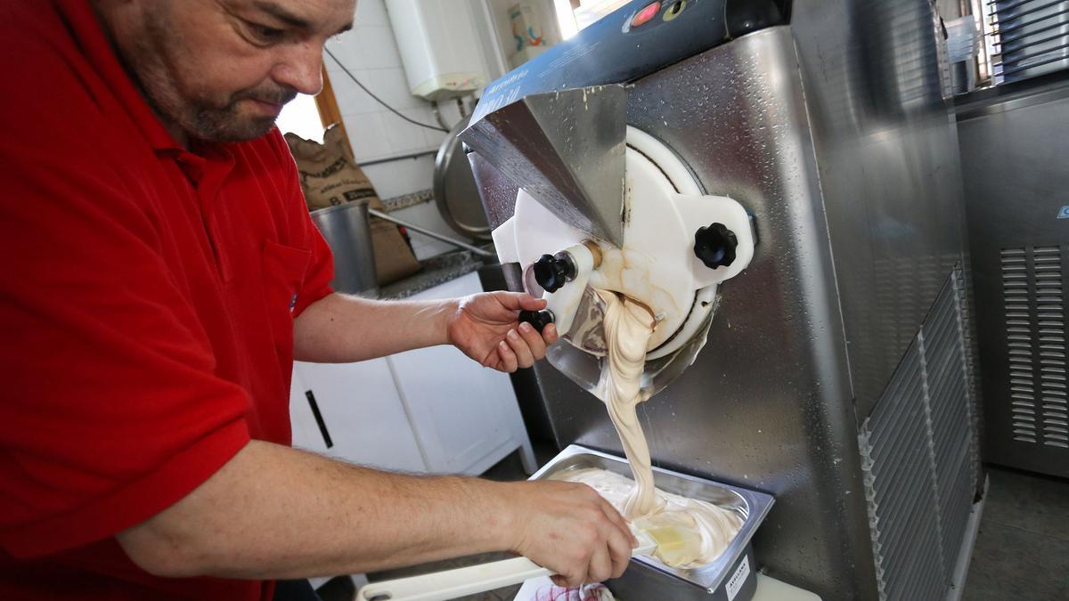 Rubén Fernández, rellenando un recipiente de helado en Candás. | Irma Collín