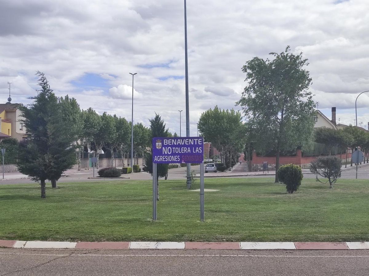 El cartel de la rotonda de la avenida Luis Morán. Hace más de un año del ataque. No ha sido reparado.