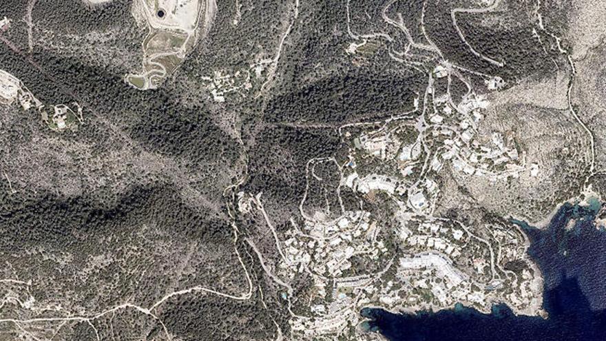 Vista aérea de la urbanización de Roca Llisa, en Santa Eulària, y su entorno.