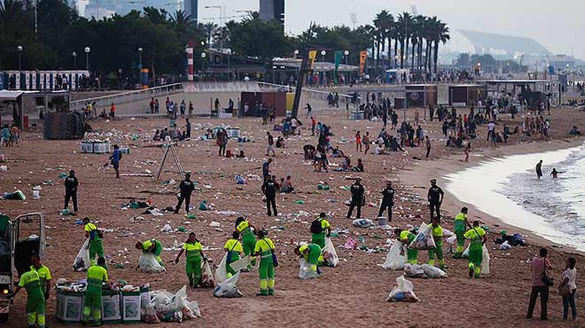 Les platges de Barcelona es posen a punt després de la revetlla.