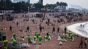 Les platges de Barcelona es posen a punt després de la revetlla.