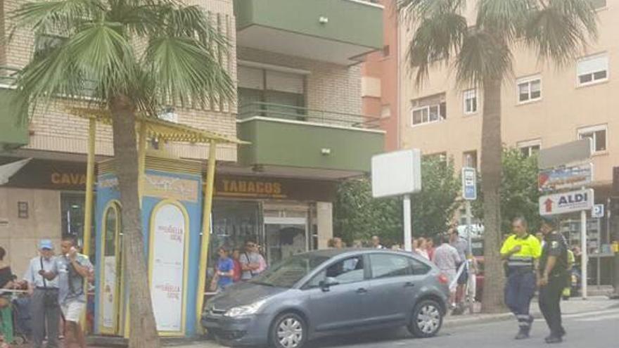 Un coche se empotra contra un puesto de venta de la ONCE en la avenida Beniardà