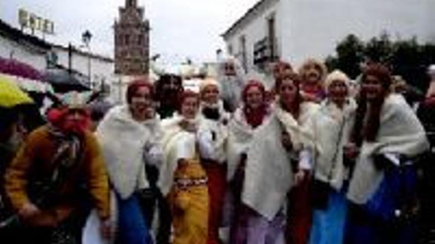 La lluvia no logró deslucir a las máscaras en el desfile de Jerez