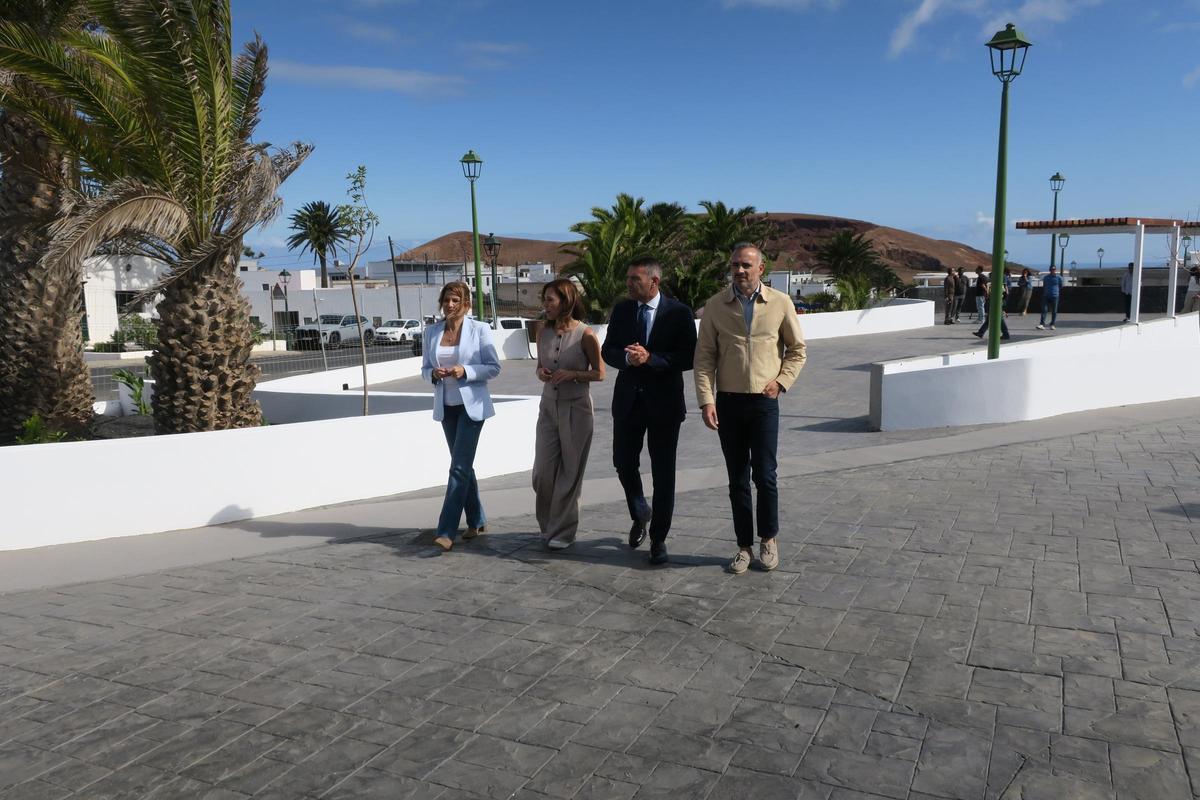María Jesús Tovar, Jéssica de León, Oswaldo Betancort e Ignacio Solana, este jueves en Tinajo.