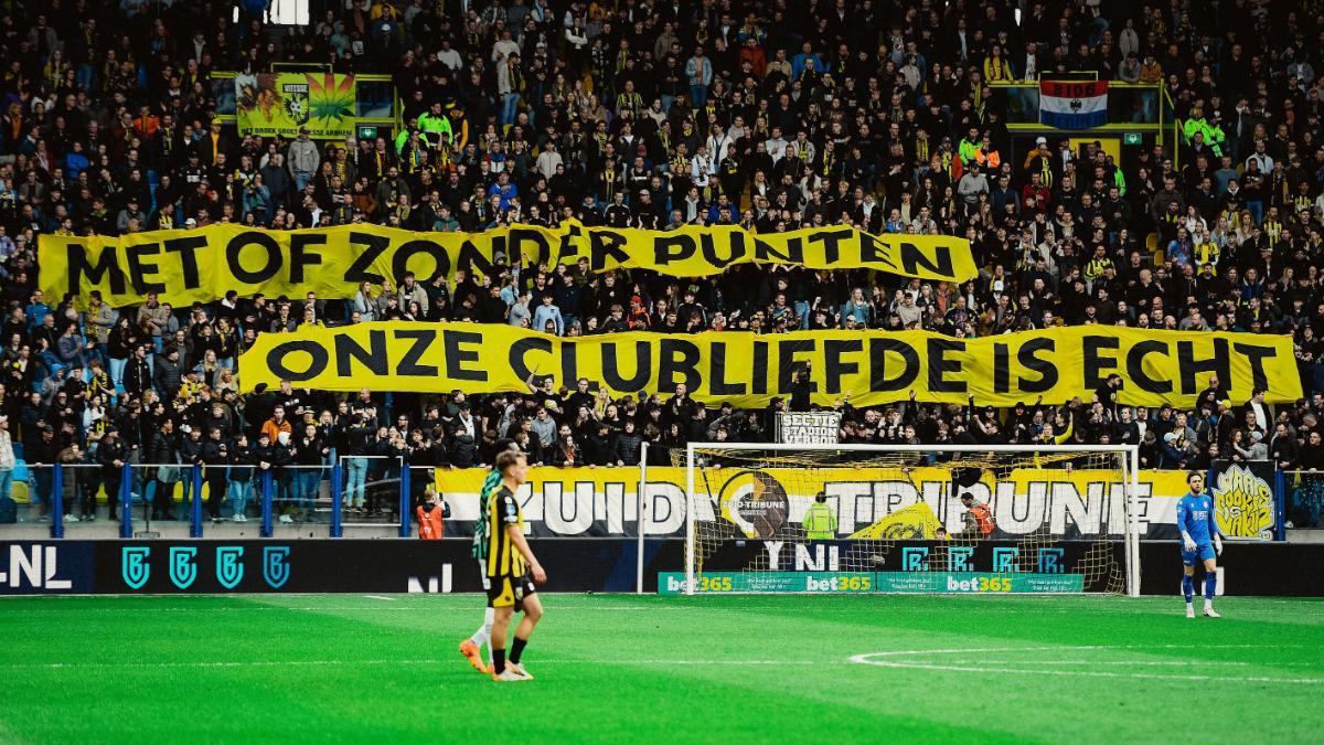 &quot;Con o sin puntos, el amor por nuestro club es real&quot;, pancarta de los aficionados del Vitesse tras la sanción en abril de 2024