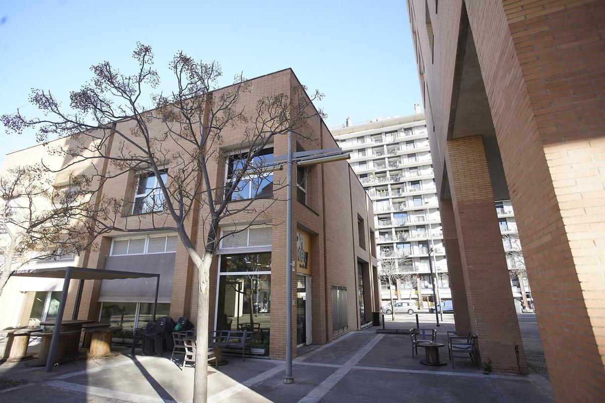 L'edifici on es projecta la sala de concerts, vist des de la part oposada al carrer Emili Grahit.