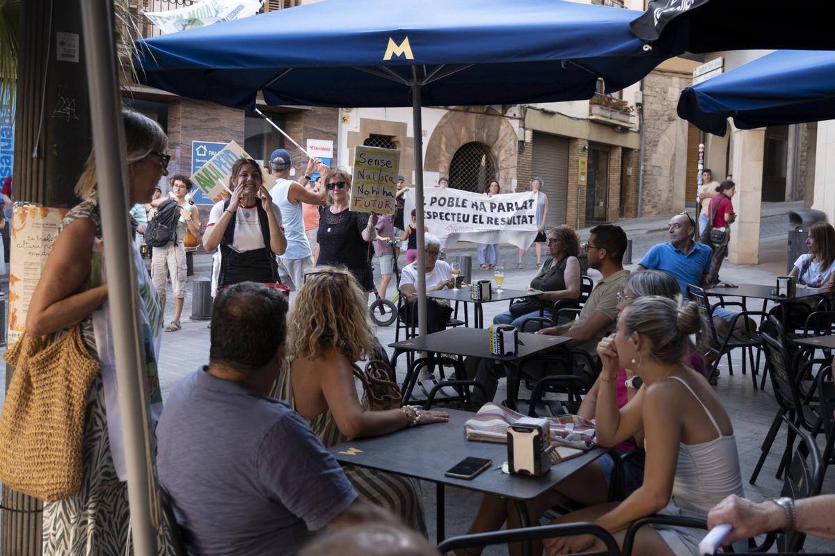Imatges de la protesta en contra del projecte d'ampliació del polígon del Prat, el dia que s'ha suspès el ple municipal per un ciberatac