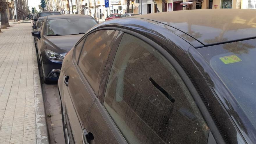 Efectos de una pasada tormenta de arena sobre Castellón.