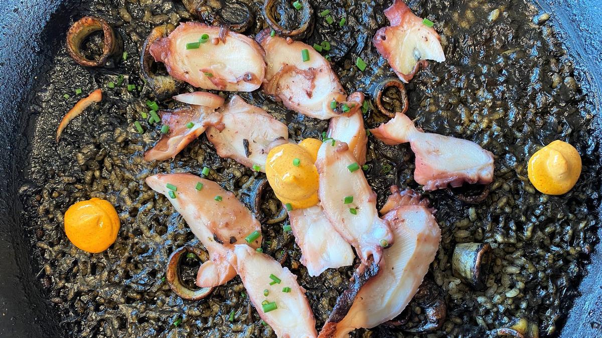 Arroz negro de pulpo, calamar y 'allioli' de pimentón ahumado del restaurante Sal Mar.