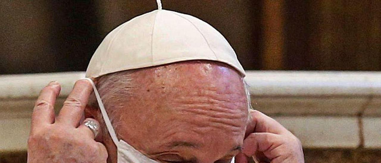 El Papa Francisco se coloca una mascarilla durante un acto en Roma el pasado martes.