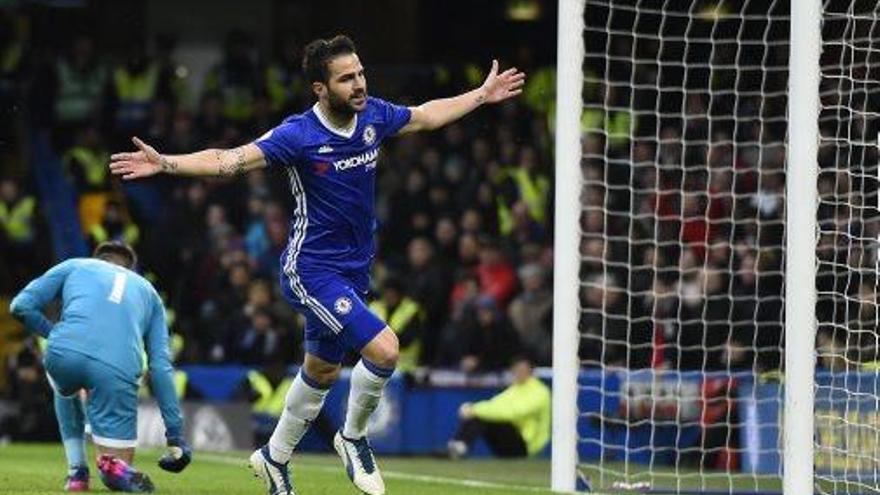 Cesc celebra la consecució del primer gol del partit a Stamford Bridge