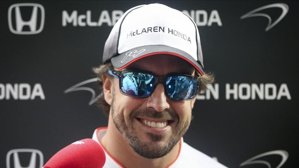 Fernando Alonso, sonriente en la previa del Gran Premio