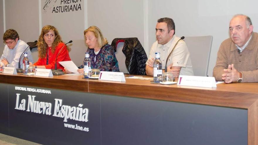 De izquierda a derecha, Miguel Gueimonde, Sonia González, Ángeles Menéndez, Víctor Landero y Manuel Rendueles, ayer, en el Club Prensa Asturiana de LA NUEVA ESPAÑA.