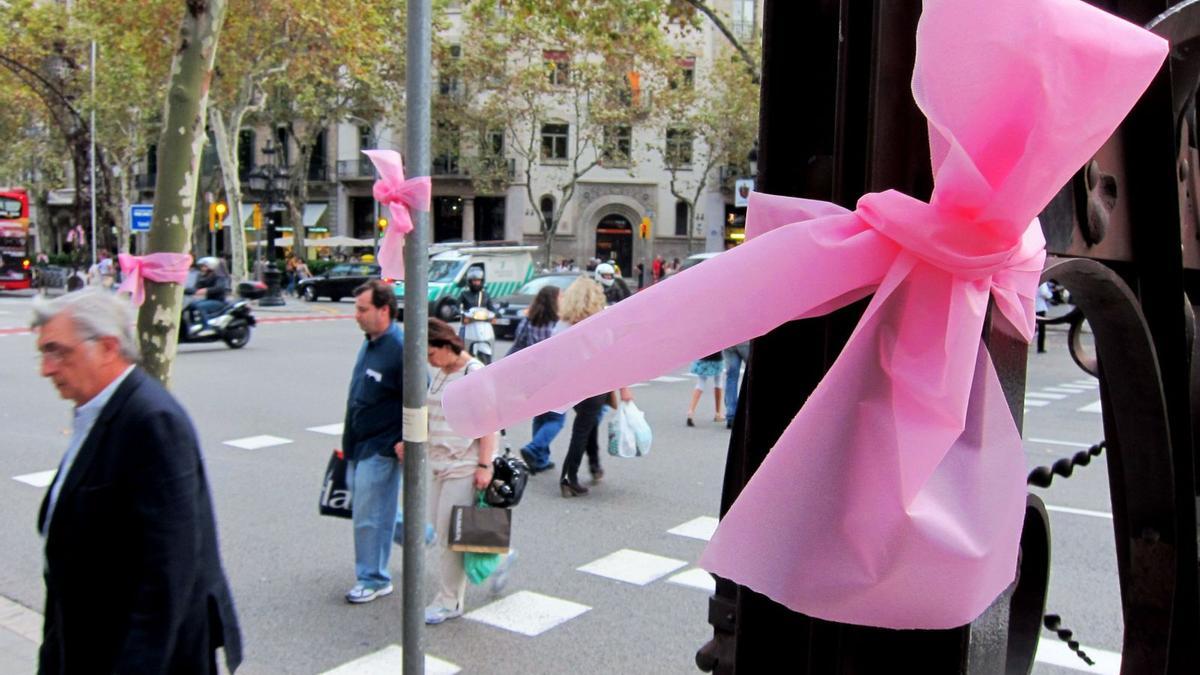 Un lazo rosa en la calle en conmemoración del Día mundial del cáncer de mama.