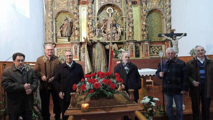 Los garroteros junto a san Blas en el altar del templo.