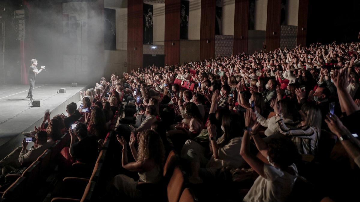 Imagen del escenario y el patio de butacas de Trui Teatre durante un concierto.
