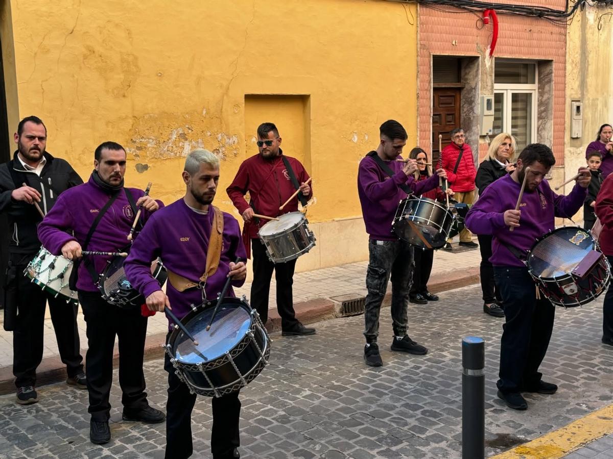 Algunos cofrades recorren Sueca.