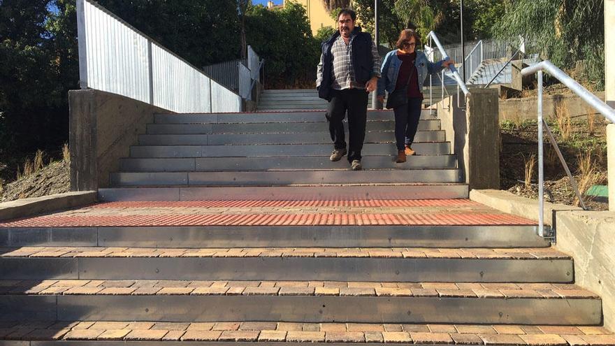 Dos personas acceden al bulevar Pablo Ráez desde la calle Alfredo Palma a través de las escalinatas.