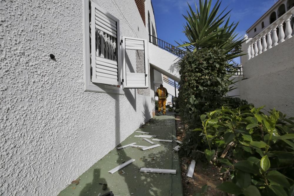 La deflagración ha causado daños en un piso situado en la planta baja de la urbanización Lomas Playa de Torrevieja