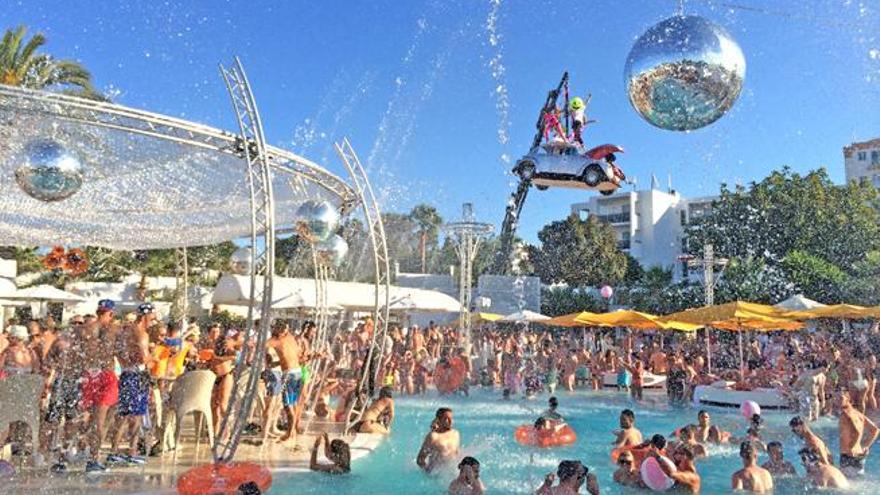 Imagen de un ´beach club´ en la bahía de Sant Antoni.