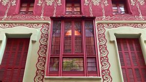 La fachada más llamativa del Farró: la de la Casa Pàdua.