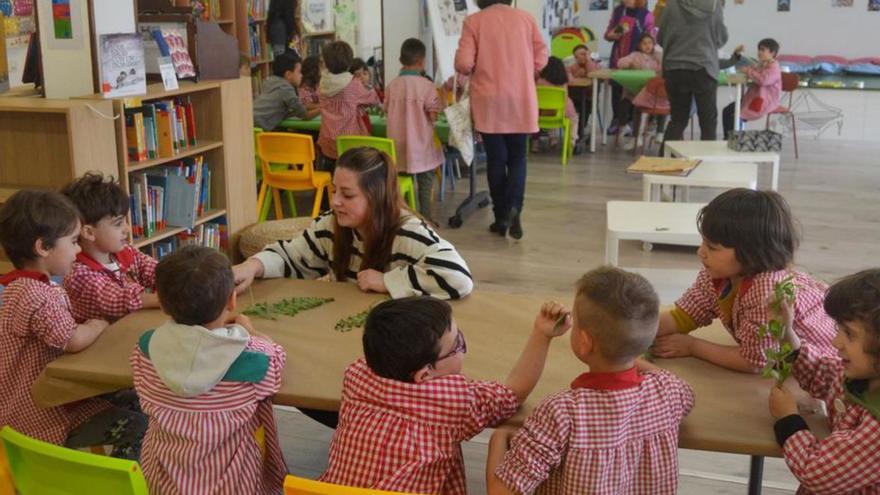 Los alumnos creando sus
plantas inventadas .  | // FDV